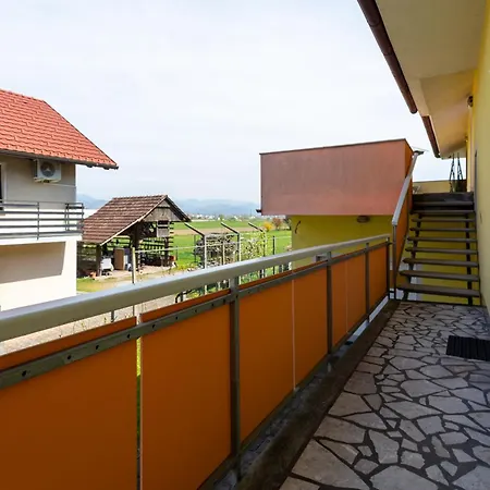 Apartma Majdas דירה *